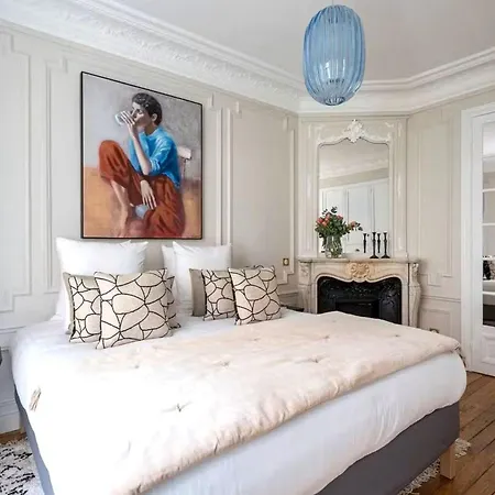 Elegant And Spacious Three-bedroom París
