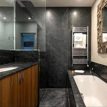 Elegant And Spacious Three-bedroom París